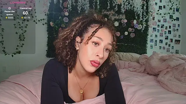 LyraCovee online show from 06-17-26, 12:35