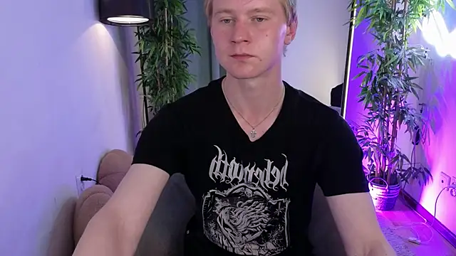 Snapshot of softdeutch chatting on 06-06-26, 10:03 softdeutch online show from 06-06-26, 10:03