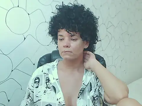 Snapshot of CurlyMood chatting on 06-06-26, 02:44 CurlyMood online show from 06-06-26, 02:44