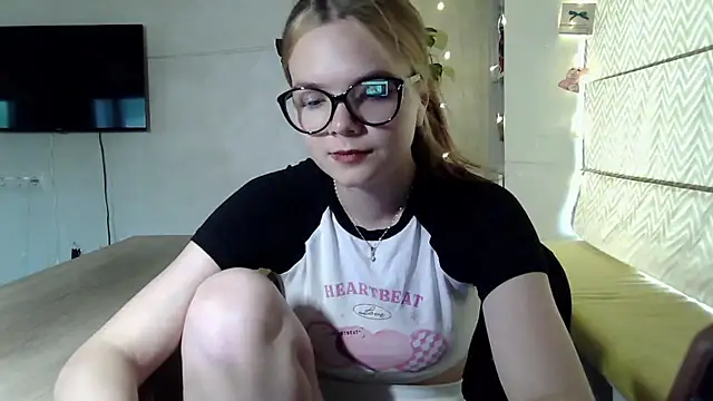 Snapshot of AvrilGillig chatting on 06-21-26, 02:19 AvrilGillig online show from 06-21-26, 02:19