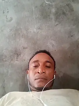 Snapshot of finebone chatting on 06-08-26, 01:44 finebone online show from 06-08-26, 01:44