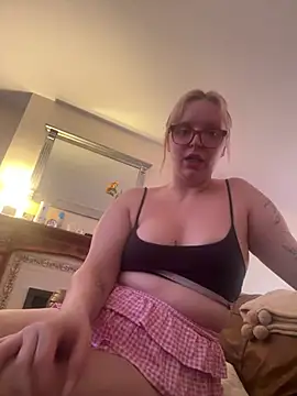 Snapshot of lucyyyxoxo chatting on 07-23-26, 04:05 lucyyyxoxo online show from 07-23-26, 04:05