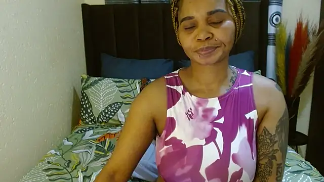 Snapshot of NaughtyLuux12 chatting on 07-23-26, 04:21 NaughtyLuux12 online show from 07-23-26, 04:21