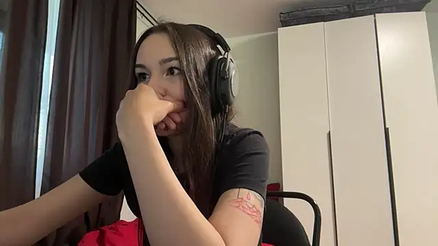HotGirlMilla online show from 06-19-26, 06:45