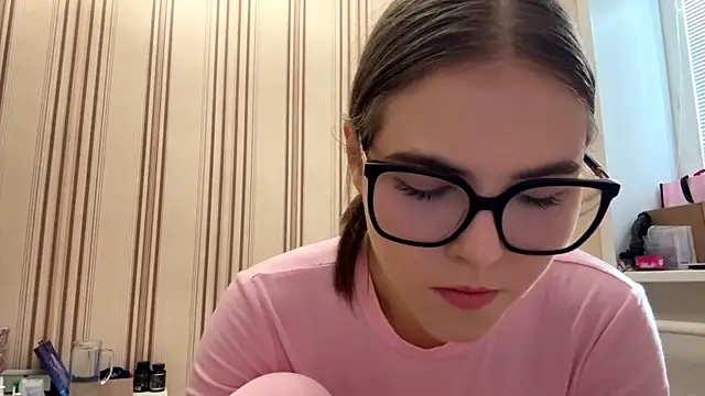 MiaWonderind online show from 06-28-26, 02:34