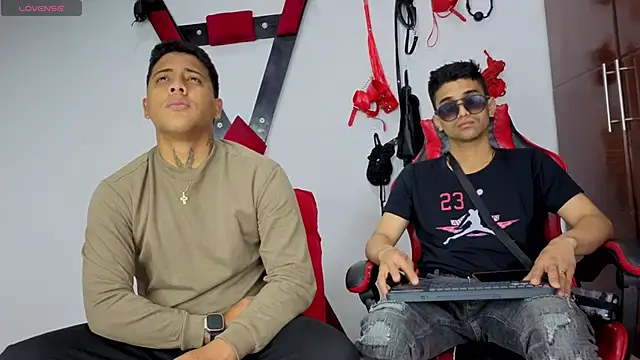 Snapshot of Alejandro_and_Deiby chatting on 06-19-26, 03:00 Alejandro and Deiby online show from 06-19-26, 03:00