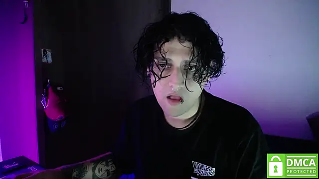 Snapshot of Greg_leach chatting on 06-19-26, 11:19 Greg leach online show from 06-19-26, 11:19