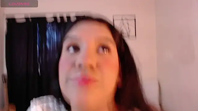 Snapshot of Veronica_M chatting on 06-20-26, 06:11 Veronica M online show from 06-20-26, 06:11