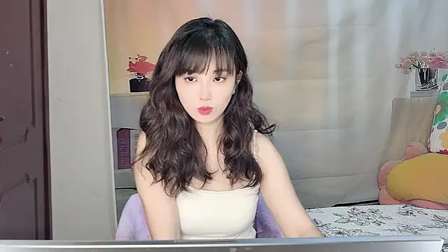Snapshot of Yesqiko chatting on 06-17-26, 05:36 Yesqiko online show from 06-17-26, 05:36
