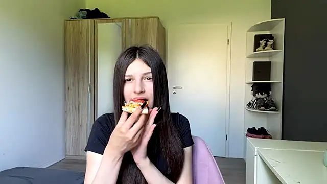 Snapshot of SpanishRooter chatting on 06-22-26, 10:01 SpanishRooter online show from 06-22-26, 10:01