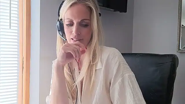 Snapshot of Bonnie_Ryder chatting on 07-08-26, 11:37 Bonnie Ryder online show from 07-08-26, 11:37