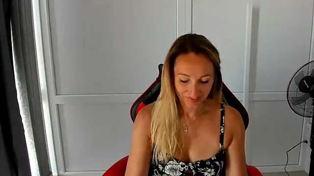 Snapshot of LilyDreamm chatting on 06-28-26, 06:19 LilyDreamm online show from 06-28-26, 06:19