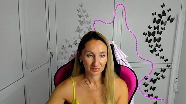 Snapshot of LilyDreamm chatting on 07-23-26, 06:33 LilyDreamm online show from 07-23-26, 06:33