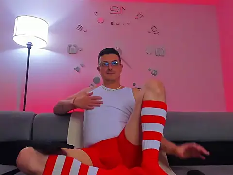 Snapshot of Leo_Hunt_ chatting on 06-19-26, 04:39 Leo Hunt online show from 06-19-26, 04:39