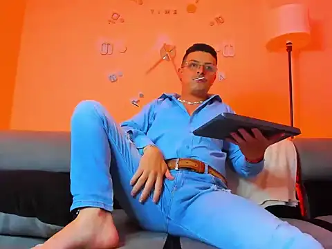 Snapshot of Leo_Hunt_ chatting on 06-20-26, 03:42 Leo Hunt online show from 06-20-26, 03:42