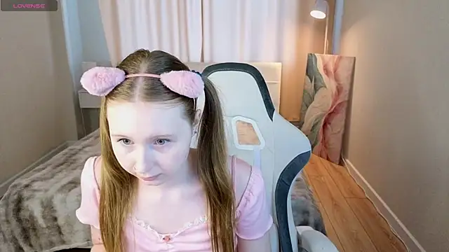 Snapshot of LiliTiny chatting on 06-25-26, 05:12 LiliTiny online show from 06-25-26, 05:12