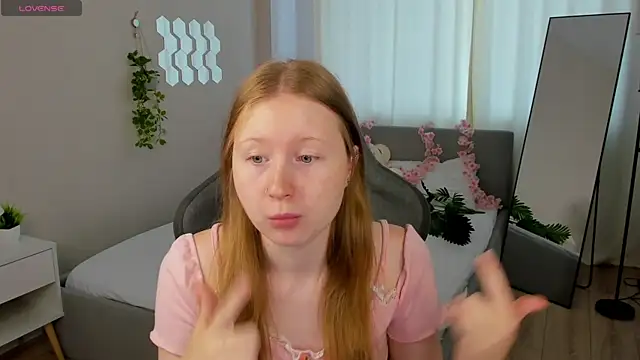 Snapshot of LiliTiny chatting on 07-24-26, 01:25 LiliTiny online show from 07-24-26, 01:25