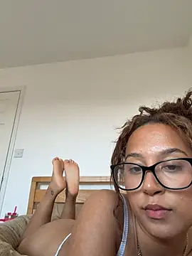 prettypeachyxx online show from 06-19-26, 06:01