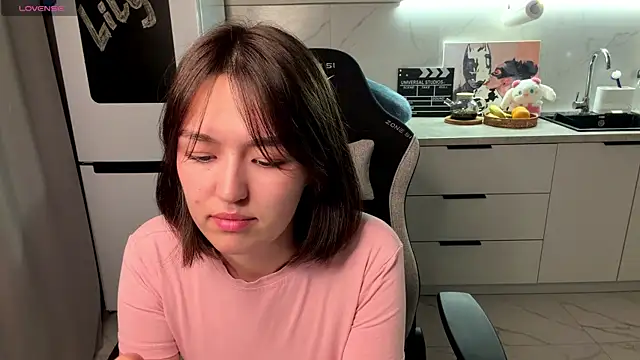 Snapshot of LilyPopss chatting on 06-20-26, 07:27 LilyPopss online show from 06-20-26, 07:27