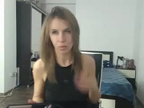 Snapshot of DedeSibel chatting on 02-13-25, 10:23 DedeSibel online show from 02-13-25, 10:23