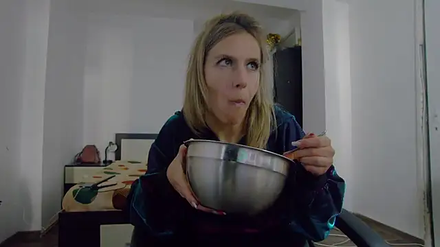 Snapshot of DedeSibel chatting on 10-10-25, 11:20 DedeSibel online show from 10-10-25, 11:20