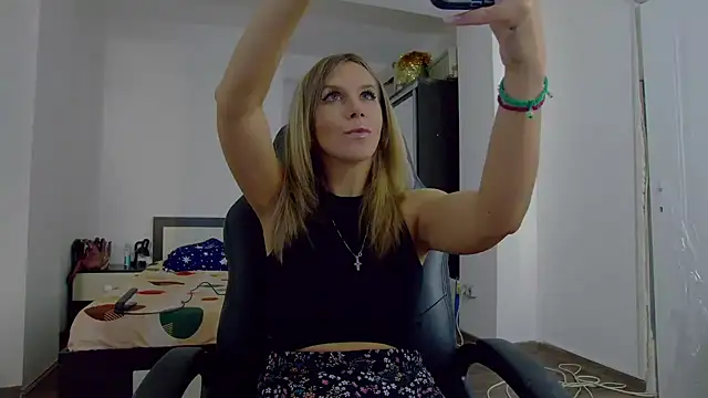 Snapshot of DedeSibel chatting on 10-30-25, 12:28 DedeSibel online show from 10-30-25, 12:28