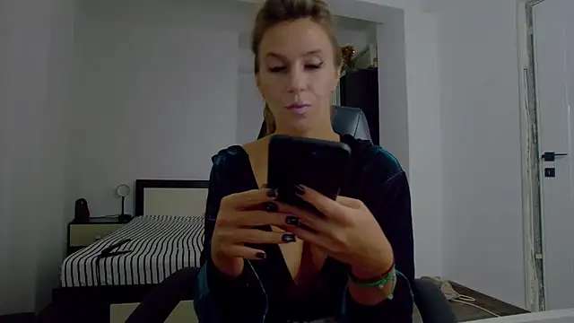 Snapshot of DedeSibel chatting on 11-29-25, 11:35 DedeSibel online show from 11-29-25, 11:35