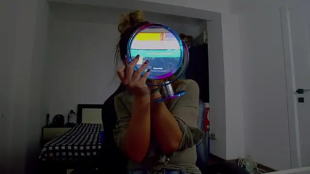 Snapshot of DedeSibel chatting on 12-14-25, 01:49 DedeSibel online show from 12-14-25, 01:49