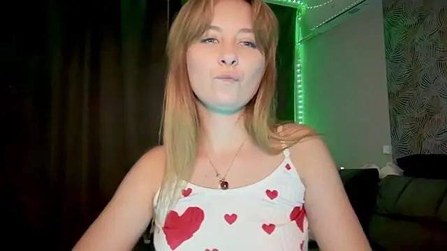 Snapshot of Luna_Kissss chatting on 07-16-26, 07:31 Luna Kissss online show from 07-16-26, 07:31