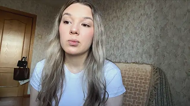 Snapshot of AminaGirl chatting on 06-24-26, 02:49 AminaGirl online show from 06-24-26, 02:49