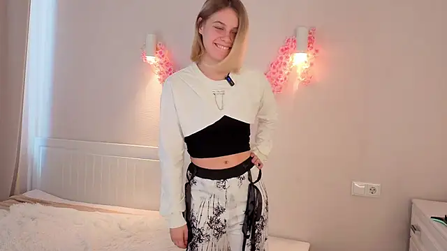 Snapshot of ChloeElise chatting on 06-23-26, 01:20 ChloeElise online show from 06-23-26, 01:20