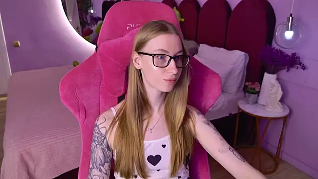 Snapshot of AuroraLean chatting on 08-06-26, 05:04 AuroraLean online show from 08-06-26, 05:04