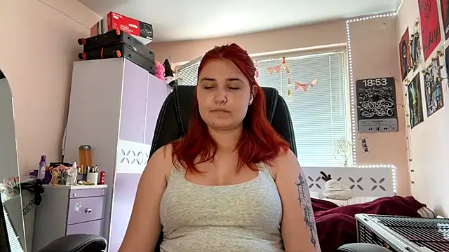 Snapshot of AteGlass chatting on 07-14-26, 12:22 AteGlass online show from 07-14-26, 12:22
