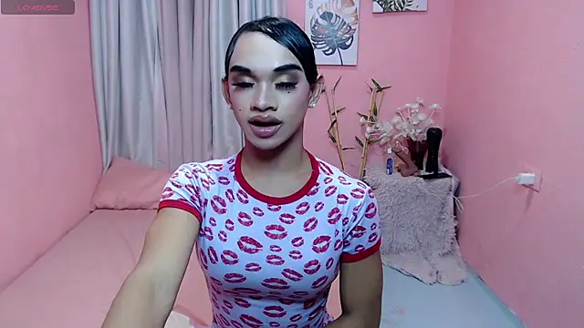 Snapshot of VivienneLuxe chatting on 07-18-26, 07:12 VivienneLuxe online show from 07-18-26, 07:12