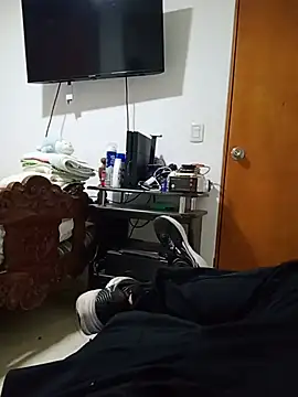Snapshot of guku1985 chatting on 07-28-26, 01:23 guku1985 online show from 07-28-26, 01:23