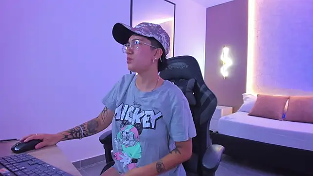 Snapshot of nelly_swan chatting on 07-24-26, 01:31 nelly swan online show from 07-24-26, 01:31