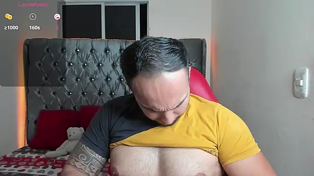 Snapshot of mrloganfuck1 chatting on 06-17-26, 05:43 mrloganfuck1 online show from 06-17-26, 05:43
