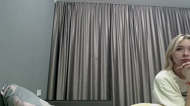 Snapshot of Emily_Hartt chatting on 08-07-26, 06:54 Emily Hartt online show from 08-07-26, 06:54