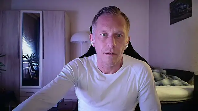 Snapshot of slaveboy2016@xh chatting on 05-17-26, 09:33 slaveboy2016xh online show from 05-17-26, 09:33