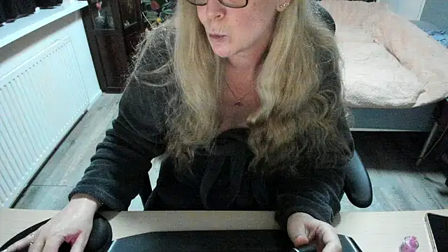 minoesje37 online show from 02-18-25, 08:25