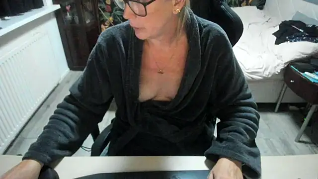 minoesje37 online show from 09-22-25, 07:38