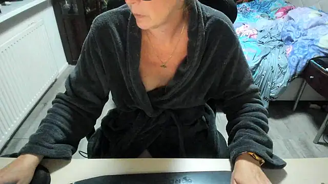 minoesje37 online show from 10-02-25, 07:21