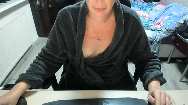 minoesje37 online show from 10-04-25, 08:29