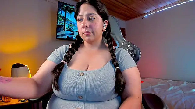 Snapshot of coraline_latin chatting on 01-28-25, 01:39 coraline latin online show from 01-28-25, 01:39