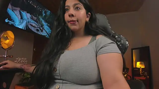 Snapshot of coraline_latin chatting on 02-14-25, 01:23 coraline latin online show from 02-14-25, 01:23