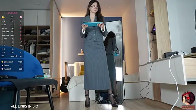 LAUREL HAZEL online show from 03-10-25, 10:13