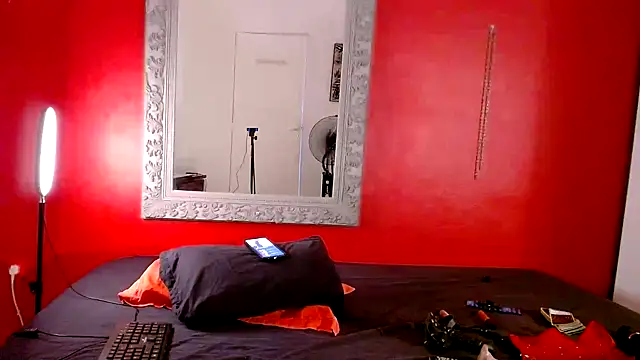 Snapshot of Lilouana chatting on 12-13-24, 04:43 Lilouana online show from 12-13-24, 04:43