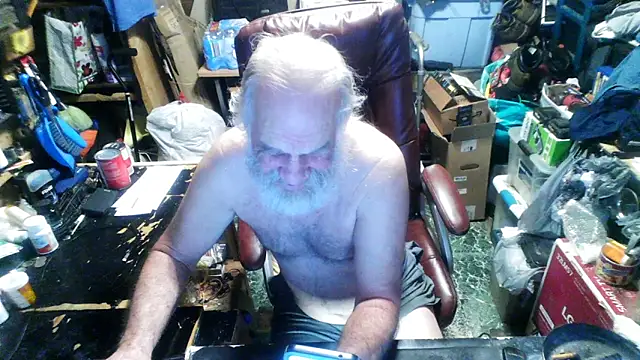 Snapshot of russtee chatting on 12-18-25, 11:22 russtee online show from 12-18-25, 11:22