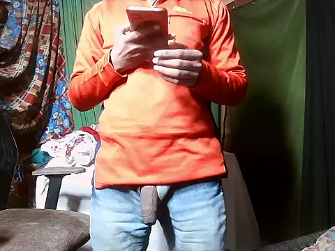 Snapshot of desiboy1101 chatting on 12-31-24, 02:03 desiboy1101 online show from 12-31-24, 02:03