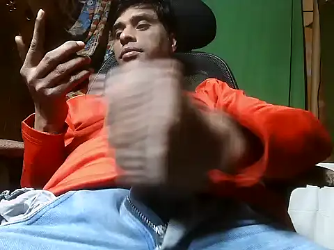 Snapshot of desiboy1101 chatting on 01-14-25, 02:00 desiboy1101 online show from 01-14-25, 02:00